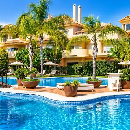 Aloha Hill Club Premium In - Pools, Restaurant, Gym, Wlan, Garage *